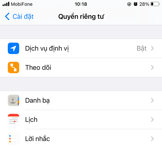 Tắt dịnh vị định vị. Nếu không cần phải tìm đường hay làm gì đó liên quan đến định vị, tốt nhất nên tắt ngay chế độ này đi. Đây chính là thủ phạm "hao pin" số 1 trên iPhone nói riêng.