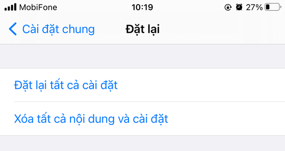 Nếu những cách trên không giúp giải quyết vấn đề, bạn hãy vào Settings (cài đặt) - General (cài đặt chung) - Reset (đặt lại) - Erase all content and settings (xóa tất cả nội dung và cài đặt). Lưu ý, việc này sẽ xóa toàn bộ dữ liệu trên iPhone, do đó trước khi thực hiện, người dùng nên sao lưu lại dữ liệu bằng iTunes hoặc iCloud.