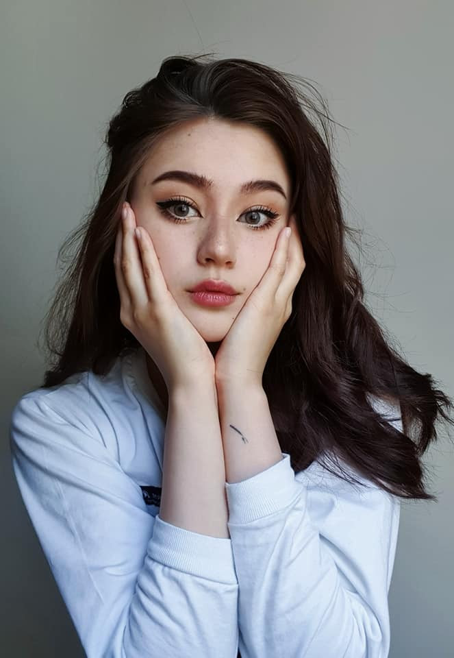 Gương mặt Jade Anh Ngô được nhận xét là sự hoàn trộn tinh tế giữa hai vẻ đẹp Âu - Á. Đôi mắt sâu, môi dày, mũi cao thẳng… làm nhiều người ngưỡng mộ.