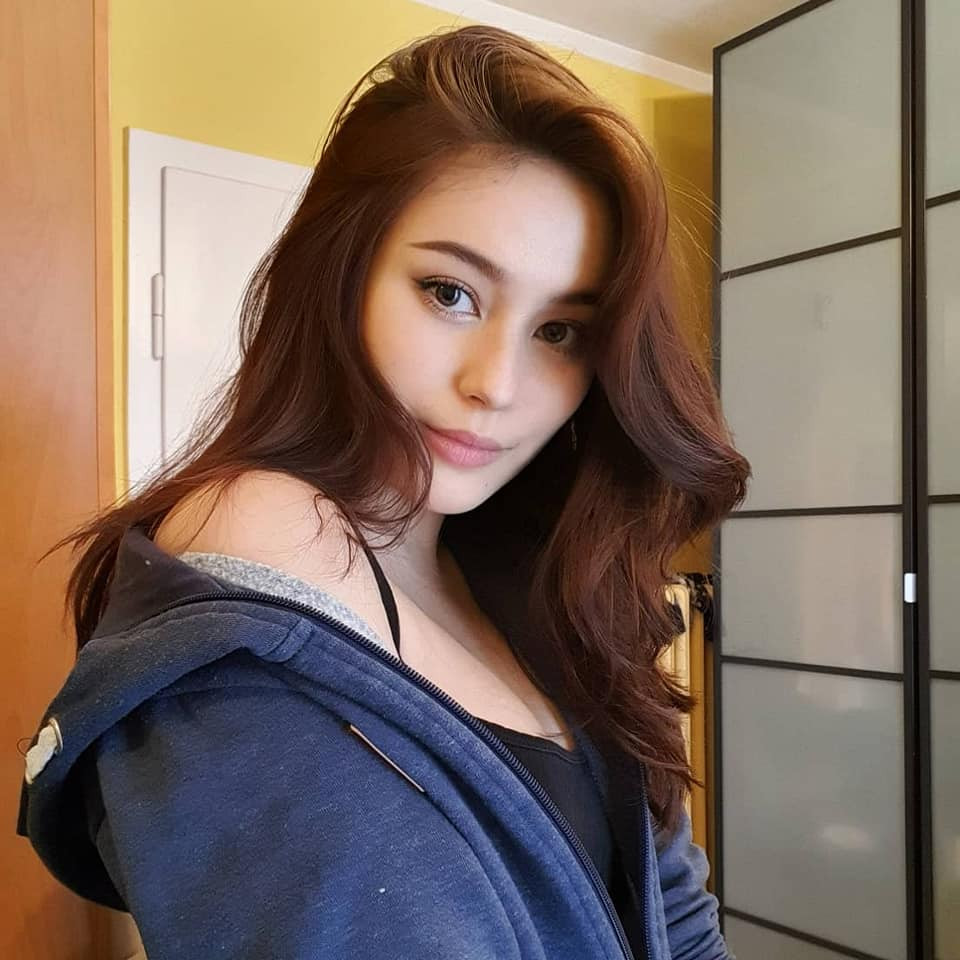 Jade Anh Ngô từng được trang On (Trung Quốc) đưa tin bằng loạt mỹ từ khen ngợi như "vô cùng xinh đẹp", "gợi cảm", "mỹ nhân Instagram"…