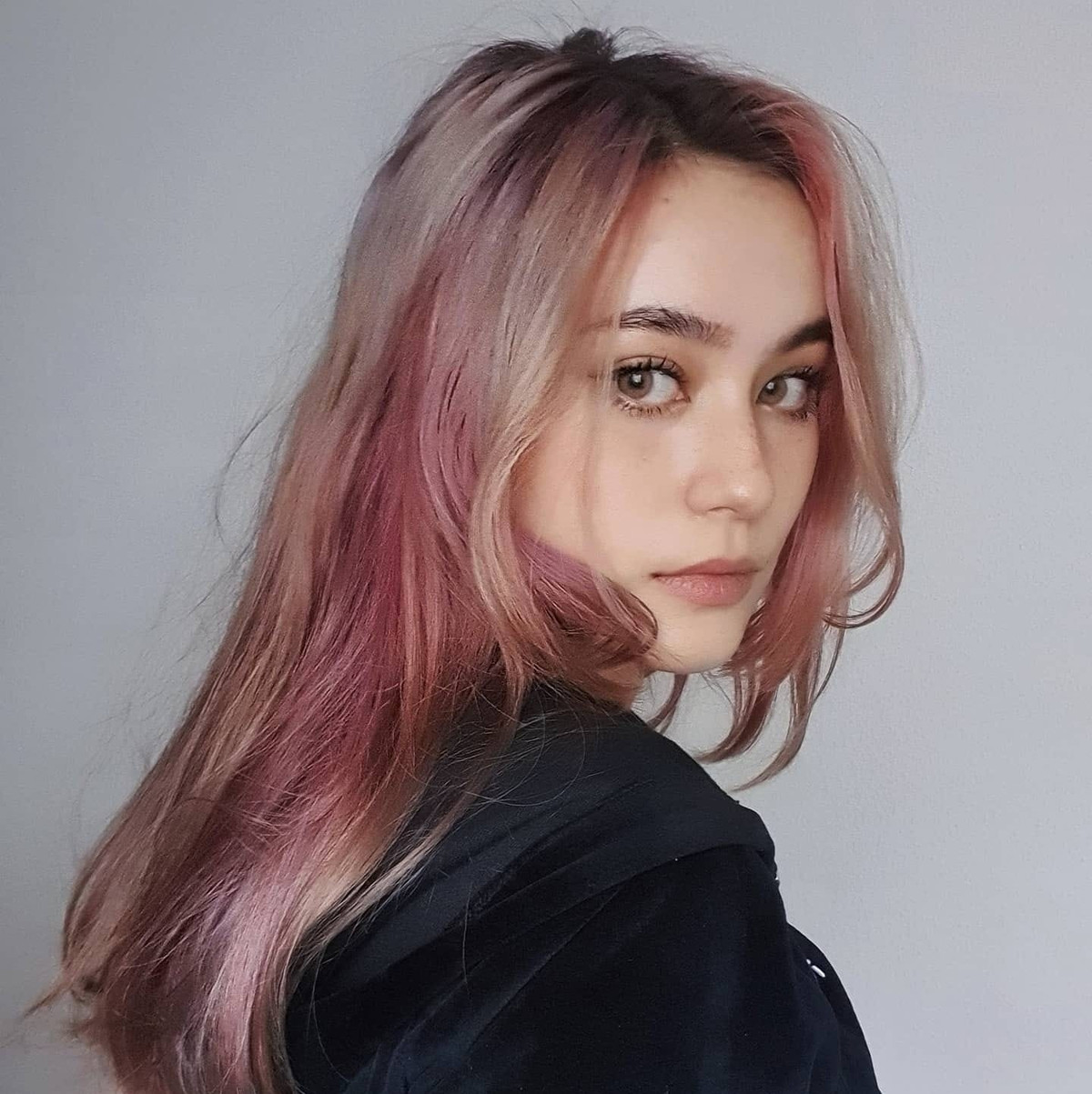 Cô thường stream về cuộc sống, chơi LMHT, game kinh dị và một số tựa game nhập vai.