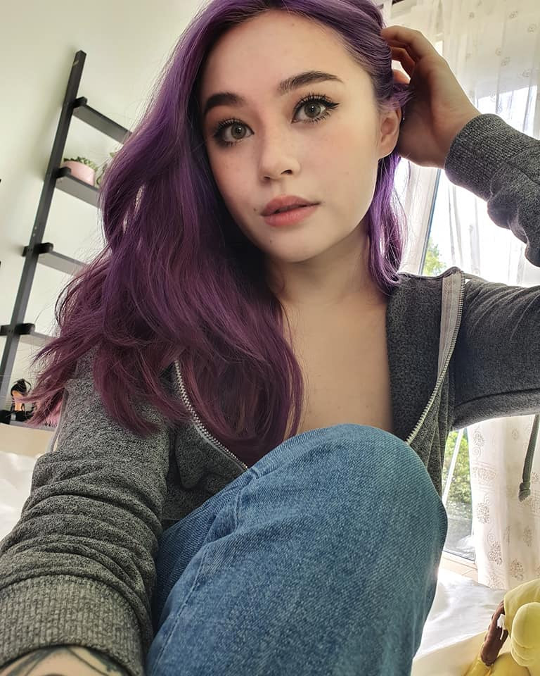 Bởi vì sở hữu nhan sắc hiếm có đó nên Jade Anh Ngô hiện đang là nữ streamer khá có tiếng tăm trên kênh Twitch. Thậm chí cô nàng còn sở hữu một lượng fan hâm mộ khổng lồ.