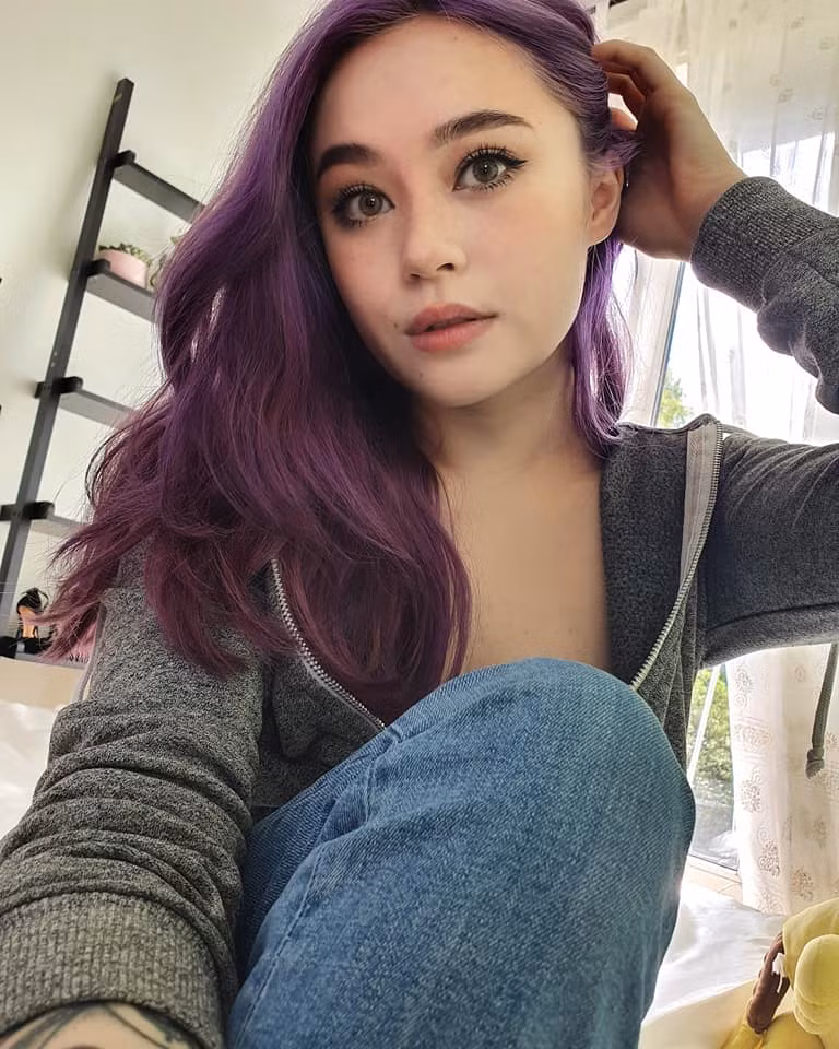 Bởi vì sở hữu nhan sắc hiếm có đó nên Jade Anh Ngô hiện đang là nữ streamer khá có tiếng tăm trên kênh Twitch. Thậm chí cô nàng còn sở hữu một lượng fan hâm mộ khổng lồ.