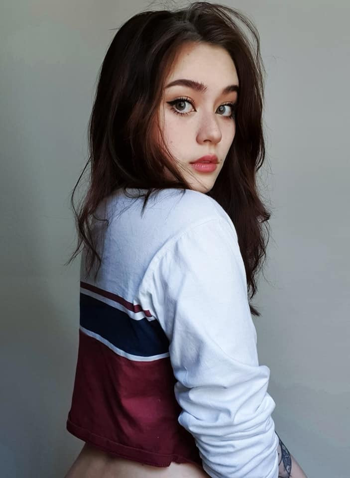 Được mệnh danh là "bông hồng lai" giữa một rừng hoa, Jade Anh Ngô càng khiến fan hâm mộ điên đảo với những bức ảnh selfie khoe nét đẹp cùng vóc dáng gợi cảm trên trang cá nhân.