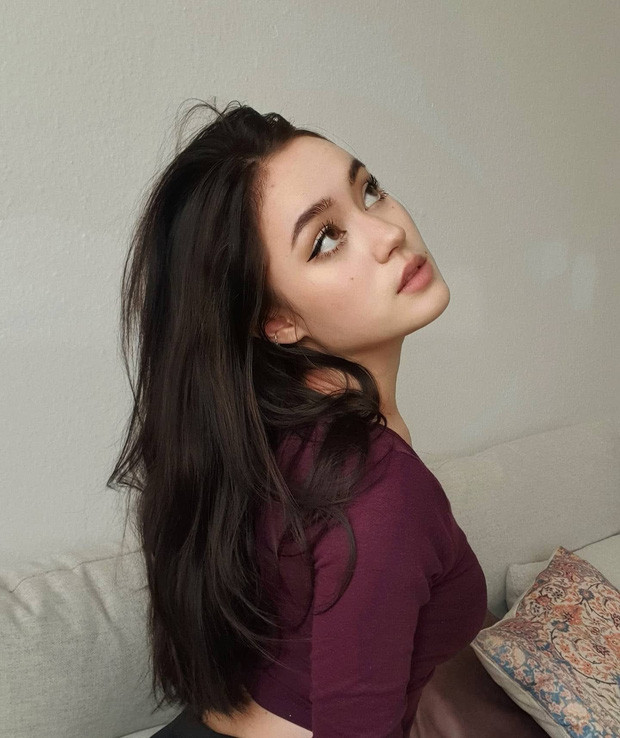 Lai hai dòng máu nên nhan sắc của cô gái này có sự kết hợp hài hòa giữa con gái Á Đông với sự quyến rũ, sắc sảo của con gái phương Tây.