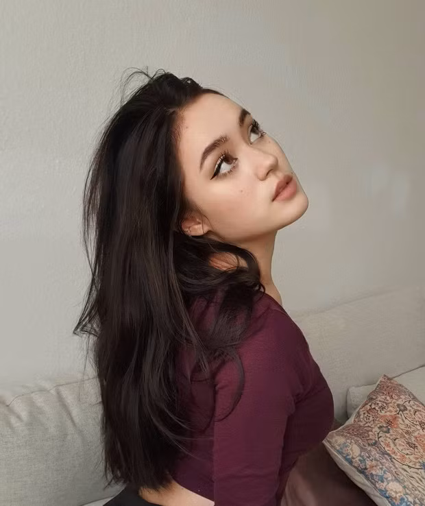 Lai hai dòng máu nên nhan sắc của cô gái này có sự kết hợp hài hòa giữa con gái Á Đông với sự quyến rũ, sắc sảo của con gái phương Tây.