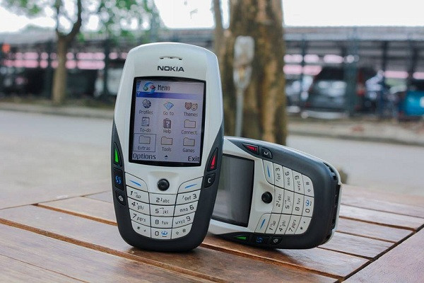 Thiết kế khác lạ giống như hình...quả xoài khiến Nokia 6600 trở thành chiếc điện thoại được nhiều người mua nhất vào thời điểm năm 2003. Nó sở hữu màn hình 2,1 inch, một máy ảnh cơ bản, và một viên pin 850mAh, mức giá cũng không hề dễ chịu vào khoảng 695 USD.