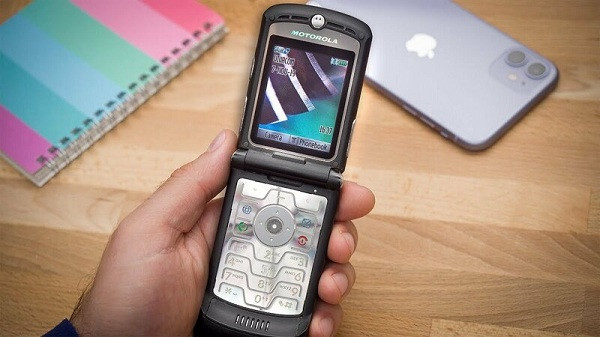 Motorola Razr V3 dường như đã trở thành biểu tượng của những chiếc điện thoại nắp gập thời xưa. Nó mỏng nhẹ và có những hoạ tiết phay xước kim loại rất tuyệt vời, phím bấm chắc chắn kèm theo chất lượng giải trí tốt, bởi vậy không khó hiểu khi là một trong những chiếc điện thoại bán chạy nhất lịch sử.
