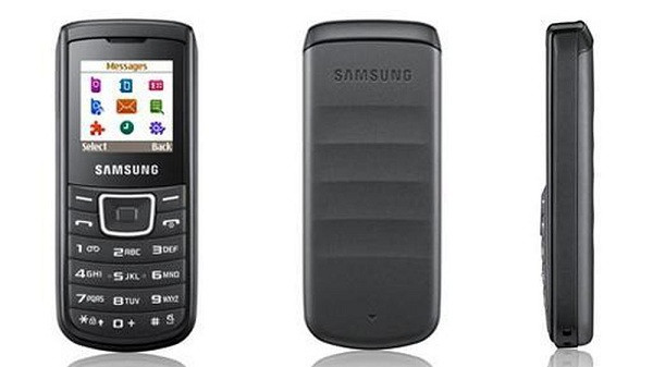 Tương tự, Samsung E1100 có thân máy chắc chắn và viên pin cực ''trâu'', cùng với đó là giá cả phải chăng, được cả thế giới lựa chọn sử dụng. Thiết bị có màn hình 1,52 inch, bộ nhớ trong 1MB và đèn pin tích hợp.
