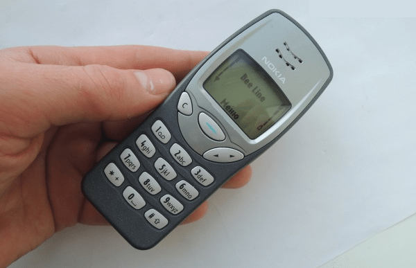 Đã từng có trên 150 triệu chiếc Nokia 3210 đươc bán khi ra mắt năm 1999, khi đó chỉ phục vụ gọi điện và gửi tin nhắn nhưng gây chú ý với thân máy chắc chắn, nhiều tùy chọn màu sắc, giao diện trực quan. Đặc biệt nó có trò chơi Rắn săn mồi nổi tiếng, khiến người dùng phải dán mắt vào màn hình hàng giờ đồng hồ.