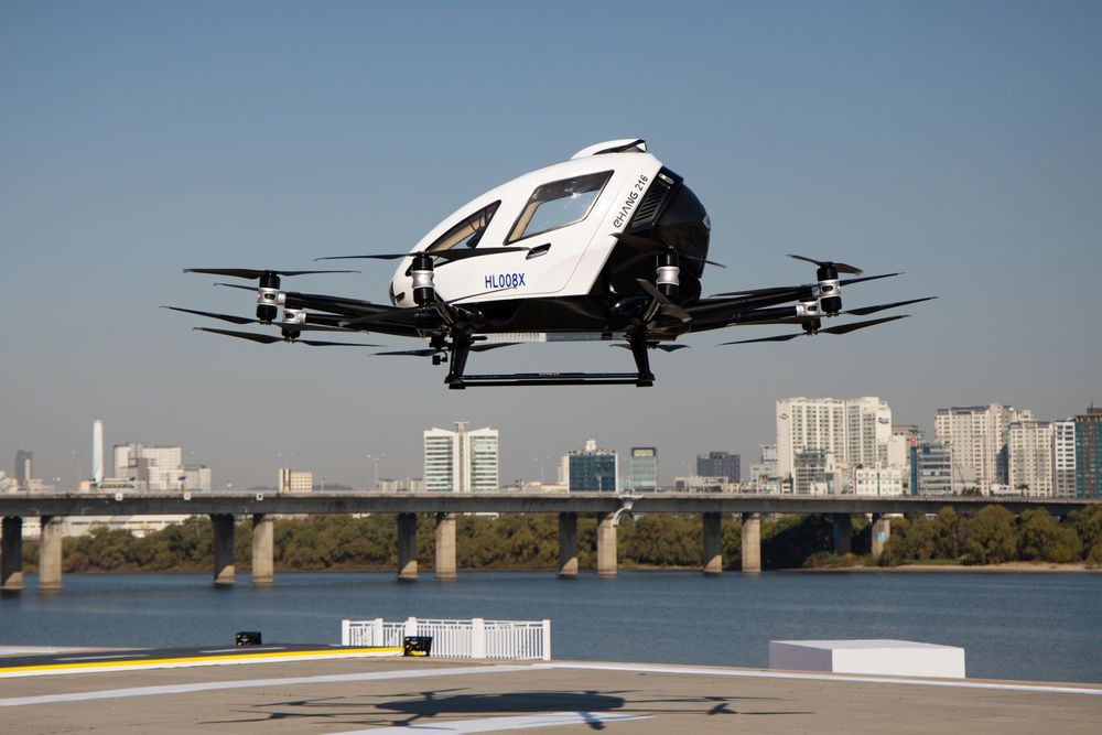 Sáng 11/11, Hàn Quốc đã thử nghiệm 6 mẫu taxi bay không người lái ở công viên Yeouido, phía Tây Seoul nhằm chuẩn bị cho thương mại hóa dịch vụ di chuyển đường không đô thị vào năm 2025.