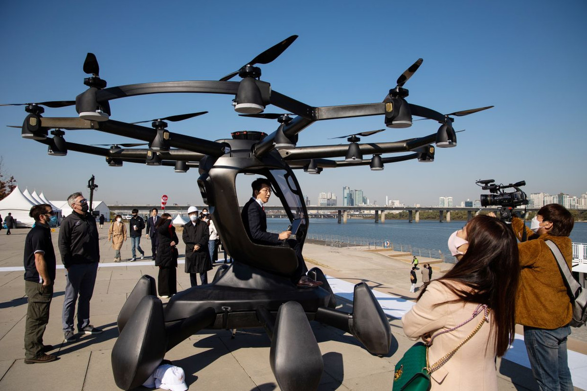 Trước đó, vào tháng 9/2020, Bộ Đất đai, Cơ sở Hạ tầng và Giao thông Vận tải Hàn Quốc đã thử nghiệm dịch vụ giao đồ ăn và các sản phẩm khác bằng máy bay không người lái trong bối cảnh xu hướng không tiếp xúc gia tăng do đại dịch viêm đường hô hấp cấp COVID-19 ở thành phố Sejong, trung tâm hành chính mới của Hàn Quốc cách Seoul 130 km về phía Đông Nam.