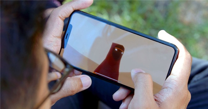 Theo đánh giá của các chuyên gia, so với phiên bản tiền nhiệm sản phẩm không có quá nhiều tính năng đột phá. iPhone 11 Pro Max vẫn có thiết kế phần notch khá to phía trước, màn hình 6,5 inch. Máy chủ yếu được nâng cấp phần cứng với chip Bionic A13 và hệ thống 3 camera sau chất lượng.