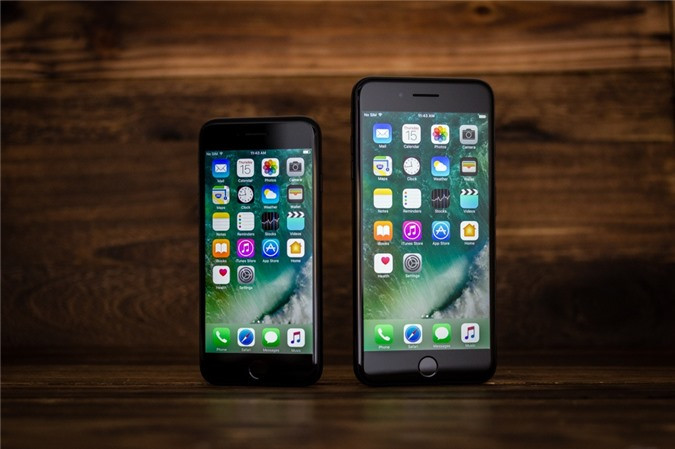 iPhone 7/7 Plus được ra mắt vào năm 2016 và từng là mẫu iPhone "quốc dân" tại Việt Nam. Hiện tại, sản phẩm vẫn còn được bán chính hãng với giá từ 7 triệu đồng cho iPhone 7, trong khi iPhone 7 Plus có giá 8,9 triệu đồng cho bản 32 GB.