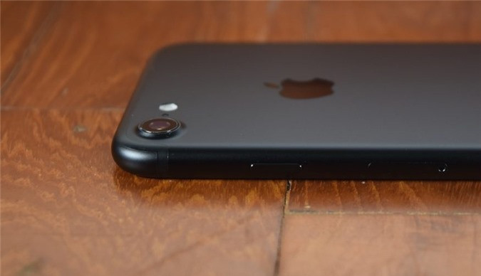 iPhone 7 sở hữu màn hình 4,7 inch, camera chính 12 MP, chip Apple A10 và RAM 2 GB. Sản phẩm vẫn có thể đáp ứng nhu cầu sử dụng thường ngày nhưng thiết kế lỗi thời và khả năng không được cập nhật phần mềm mới rất cao. iPhone 7 Plus có thêm camera kép cho chụp ảnh chân dung, tuy nhiên cũng sở hữu những điểm yếu tương tự như iPhone 7. Mặc dù hiện tại giá của 2 loại trên rất rẻ nhưng người dùng cũng không nên mua nữa.