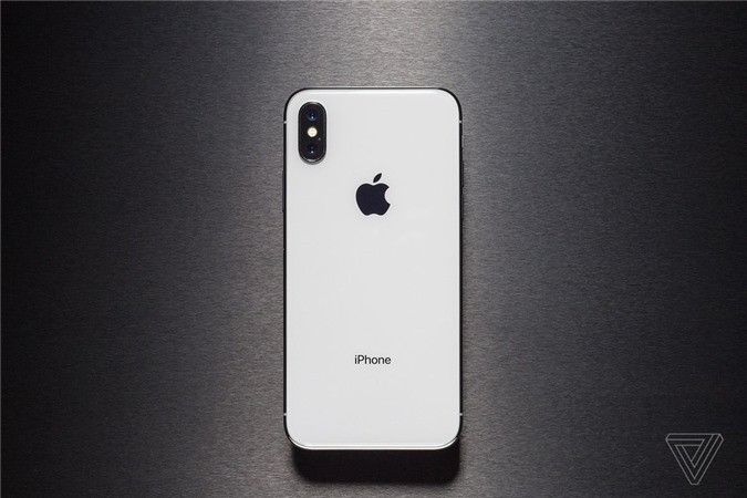 Phone X không còn được bán chính hãng tại Việt Nam. Model này chỉ còn hàng qua sử dụng, giá 10 triệu đồng cho bản 64 GB. Cấu hình của sản phẩm cũng không quá mạnh. Bên cạnh đó, mẫu iPhone kỷ niệm 10 năm của Apple cũng bị phàn nàn về pin dung lượng thấp. Nhiều người cho rằng, thay vì lựa chọn iPhone X, người dùng nên cân nhắc với iPhone 8 Plus.