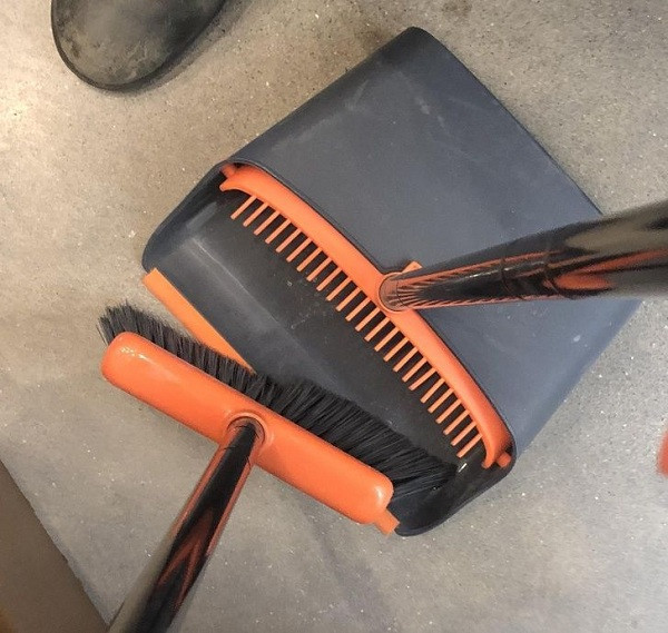 Dụng cụ hỗ trợ làm sạch chổi thông minh.