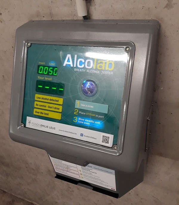 Máy kiểm tra nồng độ cồn miễn phí ở bãi đỗ xe để tài xế có thể tự kiểm tra trước khi tham gia giao thông.