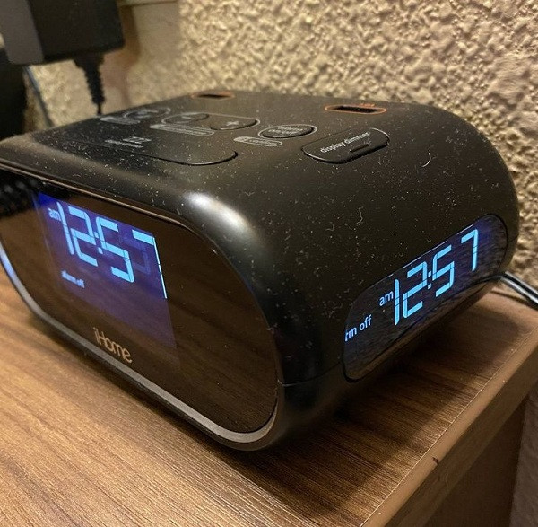 Chiếc đồng hồ điện tử độc đáo với 4 mặt đều hiển thị giờ, tiện lợi cho người sử dụng.