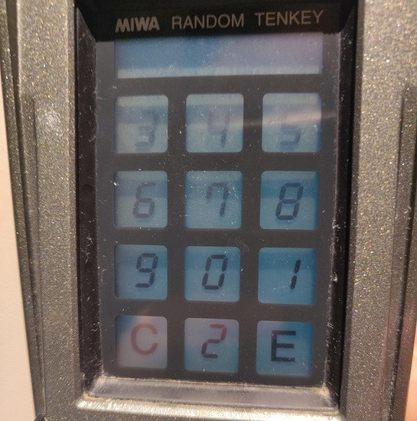 Bàn phím này thay đổi thứ tự số ngẫu nhiên mỗi lần sử dụng để kẻ xấu không tìm ra mật khẩu từ chuyển động tay của bạn.