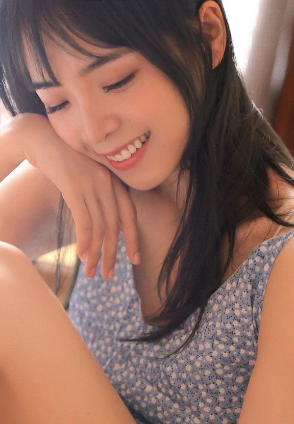 Candice tên thật là Dư Sương, nữ MC hàng đầu của giải đấu LPL xứ Trung và cũng từng đảm nhiệm dẫn chương trình CKTG năm 2017.