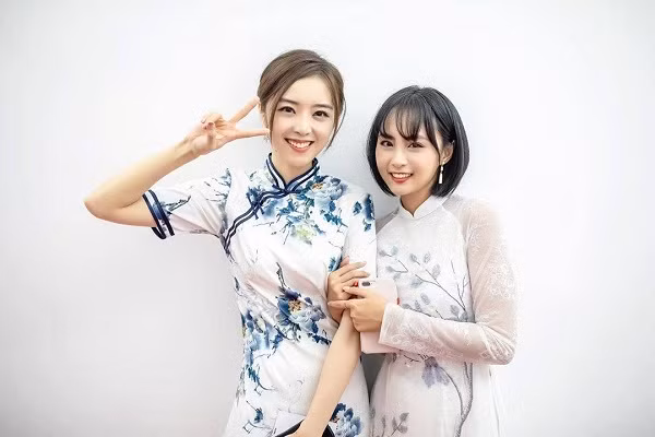 Candice từng chụp ảnh cùng MC Minh Nghi.