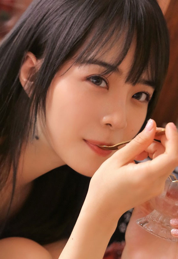 Nếu chăm chỉ theo dõi các trận đấu của LPL - giải LMHT hàng đầu Trung Quốc, có lẽ bạn sẽ chẳng còn lạ cái tên Candice. Được mệnh danh là đệ nhất mỹ nữ của cộng đồng eSports Trung Quốc, thiên thần Candice chưa bao giờ làm người hâm mộ thất vọng không chỉ với tài năng mà còn bởi nhan sắc xinh đẹp trời phú.