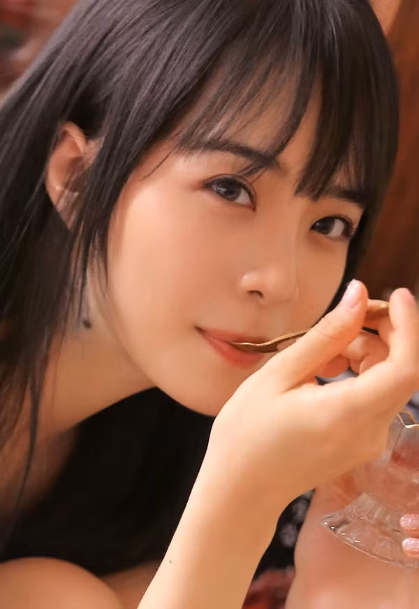 Nếu chăm chỉ theo dõi các trận đấu của LPL - giải LMHT hàng đầu Trung Quốc, có lẽ bạn sẽ chẳng còn lạ cái tên Candice. Được mệnh danh là đệ nhất mỹ nữ của cộng đồng eSports Trung Quốc, thiên thần Candice chưa bao giờ làm người hâm mộ thất vọng không chỉ với tài năng mà còn bởi nhan sắc xinh đẹp trời phú.