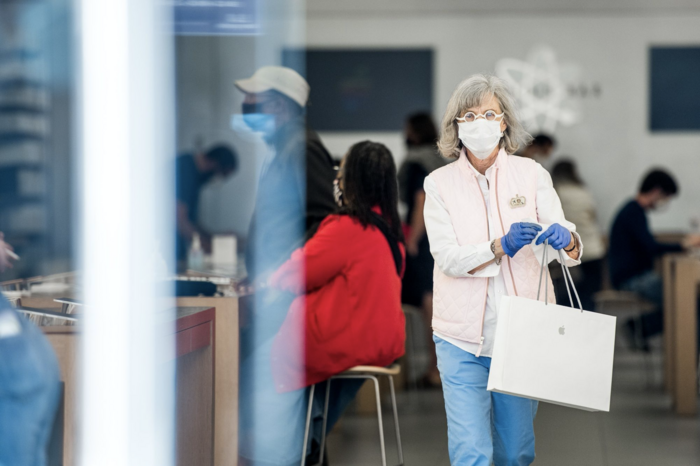 Báo cáo từ Bloomberg cho biết, các nhân viên của Apple sẽ bắt đầu được phát khẩu trang Apple Face Mask trong vòng hai tuần tới. Ngoài ra, Apple cũng phát cho khách hàng ghé thăm cửa hàng Apple Store các loại khẩu trang thông thường, không phải loại khẩu trang riêng biệt dành cho các nhân viên của Apple.