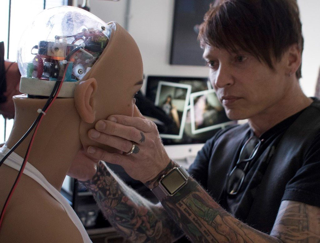 Những robot tình dục này sẽ sớm trở thành sự thực. Chúng ta sẽ không thể phân biệt được mặt thể chất của chúng so với người thật. Khi robot tình dục trở nên phổ biến, chúng ta sẽ mất đi kết nối với thực tế. Chúng sẽ hot hơn cả con người.