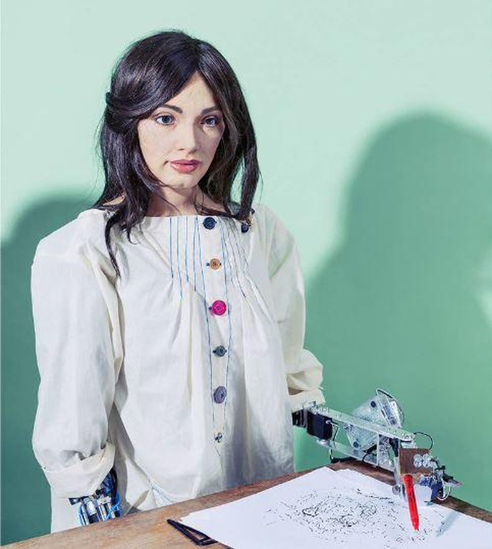 Cho dù thế nào, AI cũng vẫn chỉ là một chương trình máy tính, được con người dạy, tiếp nhận và trong tương lai có thể phát triển. Tuy nhiên, lĩnh vực nghệ thuật, nơi để con người thể hiện cảm xúc thì vẫn nên để con người lãnh nhiệm vụ thì hơn. (Trong ảnh: Robot nghệ sỹ Ai-da đang vẽ)