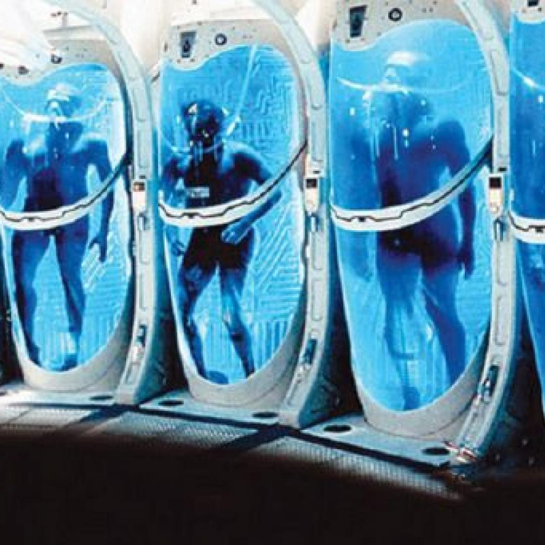 Ngủ đông không hề rẻ. Khi cryonics được xã hội chấp nhận, sẽ ngày càng nhiều người giàu chọn đóng băng cơ thể họ. Sau đó sẽ đến lượt tầng lớp trung lưu. Thế còn những người có thu nhập thấp? Chúng ta thường nói rằng, một khi chúng ta chết, tất cả mọi người sẽ như nhau, người giàu hay người nghèo. Trong tương lai gần, điều này có lẽ sẽ không còn đúng nữa, bởi vì chỉ người nghèo mới chết.