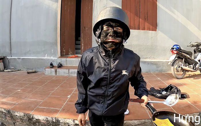 Ngoài những vụ việc trên, Hưng Vlog cũng đã từng gây phẫn nộ khi hoá thân thành "ăn xin mặt đen" cầm đầu gà đến doạ mẹ mình gây hoang mang dư luận tại Việt Nam trong thời điểm đó.