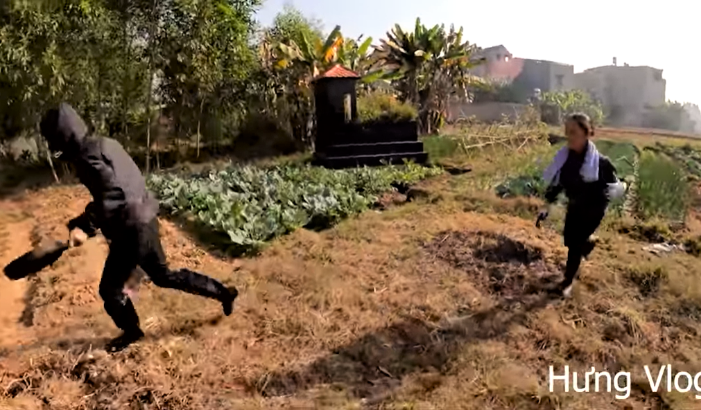 Sau khi nhận hàng loạt chỉ trích, đoạn video gây tranh cãi này đã bất ngờ "bốc hơi" khỏi kênh Hưng Vlog.