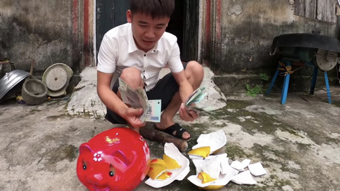 Sau khi đoạn video đăng tải, hành động của con trai Bà Tân Vlog đã vấp phải nhiều phản ứng trái chiều, đa phần đều cho rằng, con trai Bà Tân Vlog chẳng khác nào đang dạy hư trẻ con cách ăn trộm, ăn cắp.