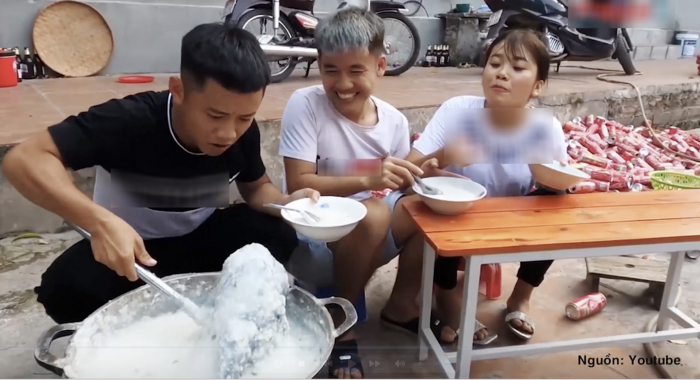Con trai Bà Tân Vlog đã trực tiếp bắt gà và cho nguyên con gà chưa được sơ chế vào nồi cháo đang sôi. Tiếp đó, con trai bà Tân Vlog còn gây sốc khi mời hai em đến ăn. Sau khi phát hiện bị Hưng Vlog chơi khăm, cả hai người em của nam vlogger đã hoảng hốt bỏ chạy.