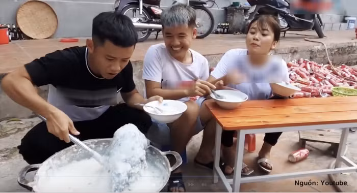 Con trai Bà Tân Vlog đã trực tiếp bắt gà và cho nguyên con gà chưa được sơ chế vào nồi cháo đang sôi. Tiếp đó, con trai bà Tân Vlog còn gây sốc khi mời hai em đến ăn. Sau khi phát hiện bị Hưng Vlog chơi khăm, cả hai người em của nam vlogger đã hoảng hốt bỏ chạy.
