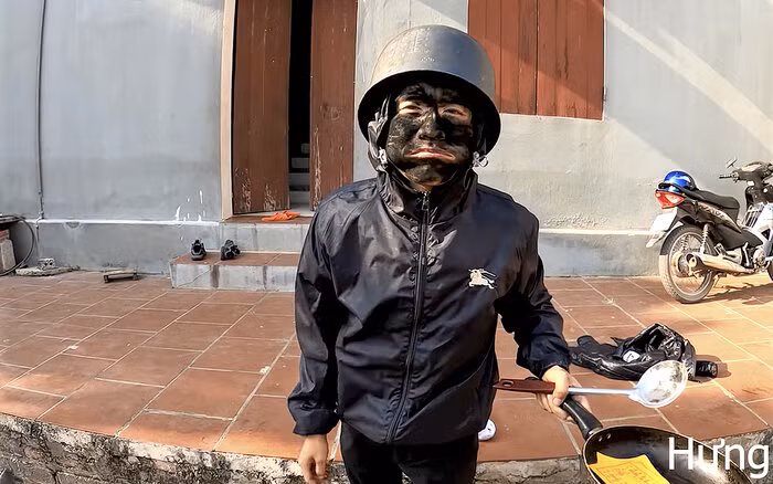 Ngoài những vụ việc trên, Hưng Vlog cũng đã từng gây phẫn nộ khi hoá thân thành "ăn xin mặt đen" cầm đầu gà đến doạ mẹ mình gây hoang mang dư luận tại Việt Nam trong thời điểm đó.