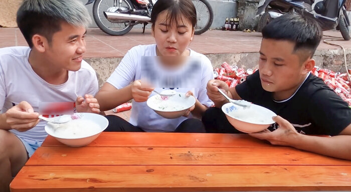 Mở đầu video, con trai bà Tân Vlog cho biết sẽ thực hiện thử thách nấu nồi cháo “siêu to khổng lồ”. Xuất hiện cùng con trai bà Tân Vlog còn có hai nhân vật được cho là em trai và em gái của anh.