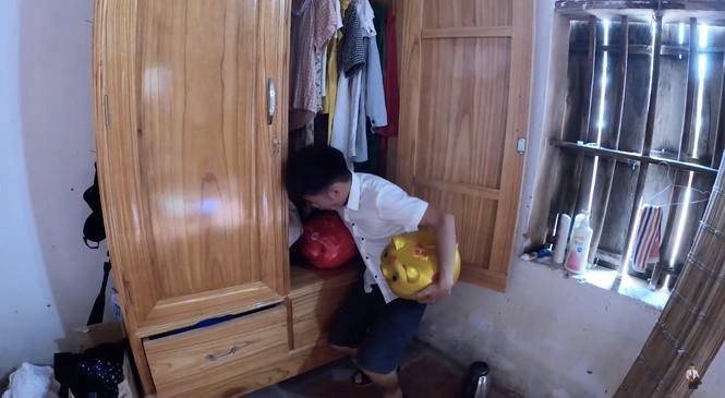 Con trai bà Tân - Hưng Vlog thường xuyên trở thành tâm điểm chỉ trích của cộng đồng mạng khi đăng tải vlog có tiêu đề “Troll lấy cắp tiền, đập bể heo đất của em gái, em trai đi ăn chơi”.