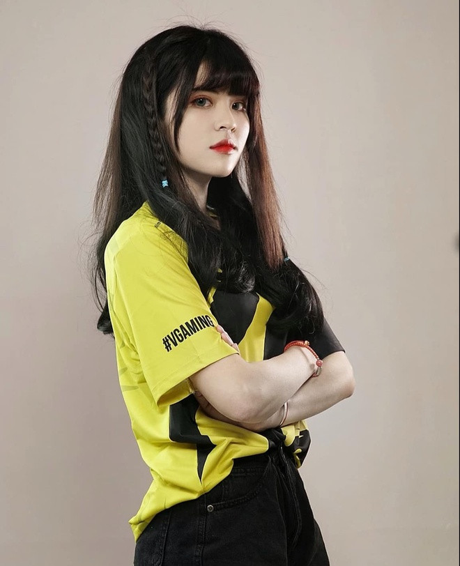 Cô đã bắt đầu chơi LMHT từ cuối mùa 3. Trong suốt khoảng thời gian ấy, cô nàng từng chiến thắng nhiều giải đấu lớn nhỏ trong nước.