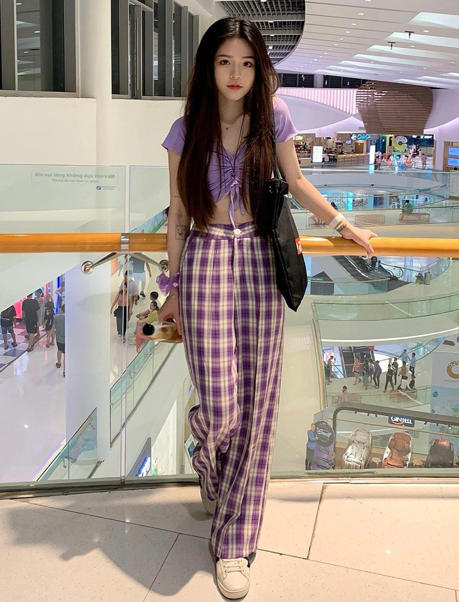 Trong LMHT, Gia Mẫn chơi chủ yếu ở vị trí đường trên, dù là con gái, nhưng cô lại rất thích chơi những vị tướng đòi hỏi kỹ năng cao như Irelia, Akali hay Gangplank.