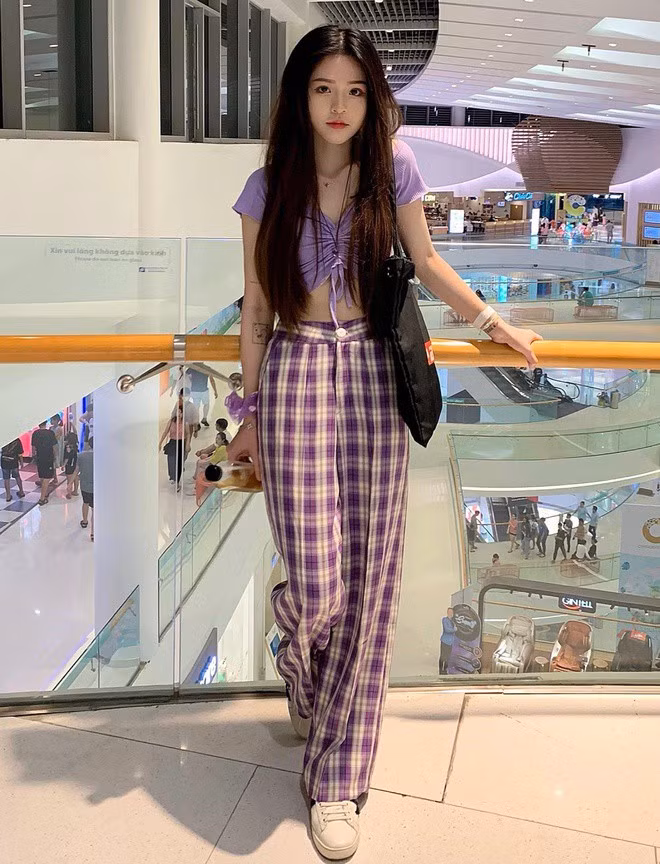 Trong LMHT, Gia Mẫn chơi chủ yếu ở vị trí đường trên, dù là con gái, nhưng cô lại rất thích chơi những vị tướng đòi hỏi kỹ năng cao như Irelia, Akali hay Gangplank.