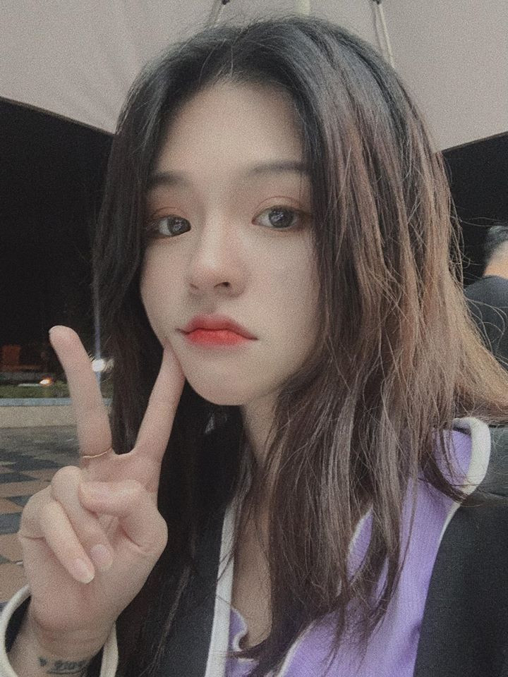 Bên cạnh phong cách cá tính đúng chất một game thủ, Gia Mẫn thi thoảng thay đổi với những trang phục nhẹ nhàng, nữ tính.