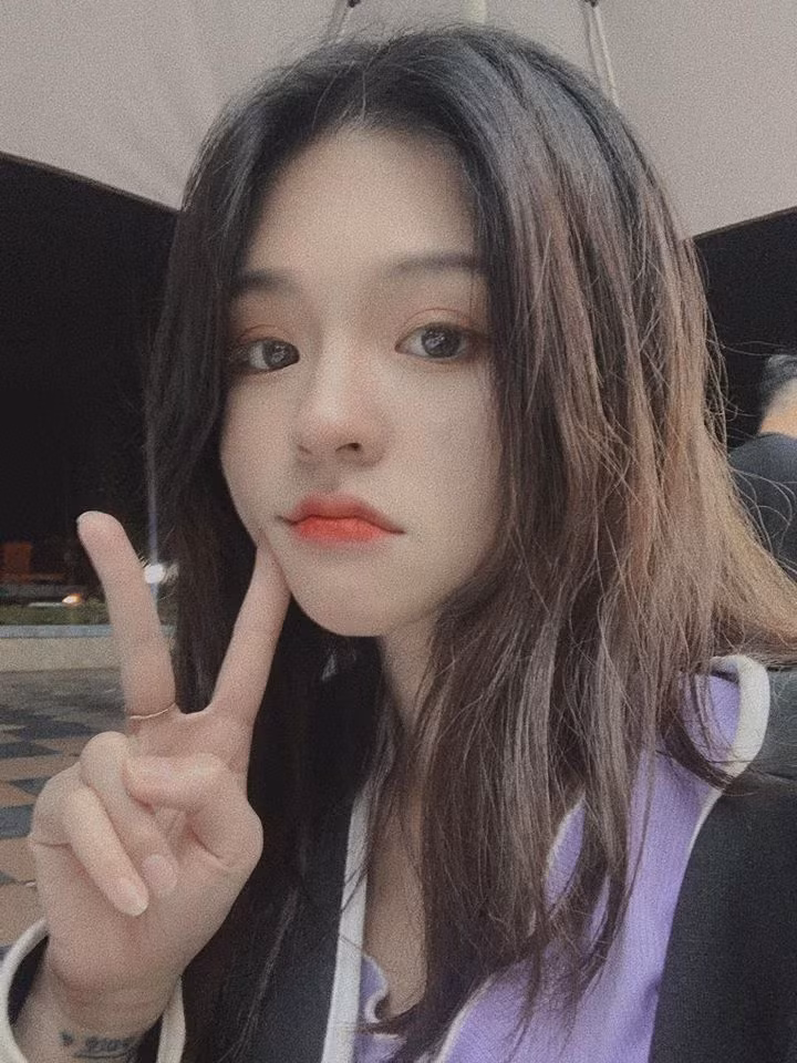 Bên cạnh phong cách cá tính đúng chất một game thủ, Gia Mẫn thi thoảng thay đổi với những trang phục nhẹ nhàng, nữ tính.