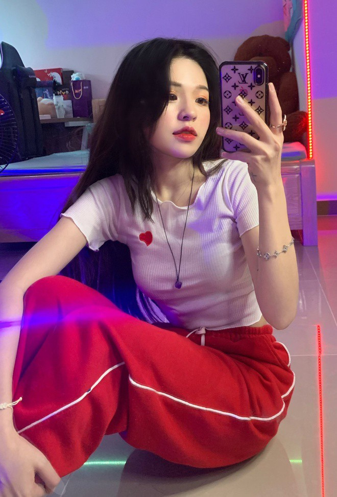Gia Mẫn có nickname là itsMin, hiện cô đang làm streamer ở bộ môn LMHT.