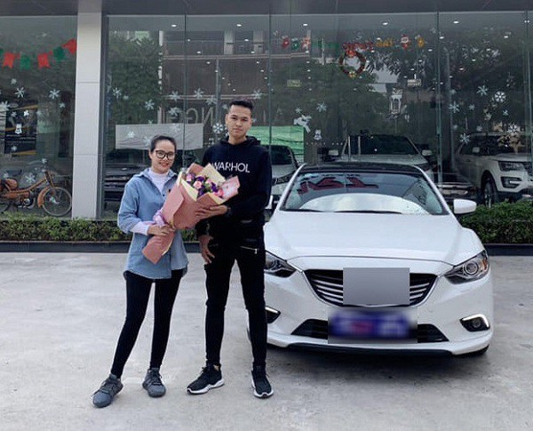 Chàng game thủ nổi tiếng của tựa game AoE, Chim Sẻ Đi Nắng đã tậu cho mình chiếc xế hộp Mazda6 vào cuối năm 2018. Tổng chi phí để anh sở hữu chiếc xe cùng với dàn âm thanh là hơn 1 tỷ đồng.