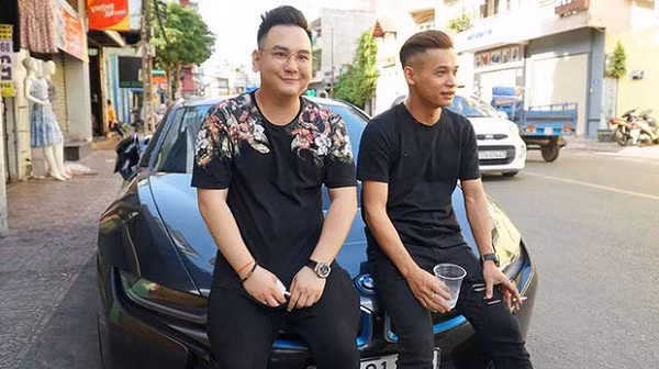 Nhắc đến streamer sở hữu xế hộp, nếu Xemesis là số hai thì có lẽ...chẳng ai dám nhận là số một. Nói về độ giàu có của Xemesis, không thể bỏ qua chiếc xế hộp BMW I8 đẳng cấp của anh.