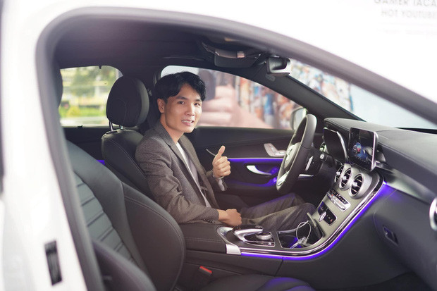 Chiếc xế hộp được chàng streamer lựa chọn là Mercedes C300 AMG có giá gần 2 tỷ đồng.