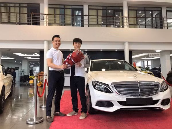 Cuối năm 2017, ông trùm cày thuê của làng Liên Minh Huyền Thoại Việt King Of War đã gây bất ngờ khi là một trong những game thủ - streamer đầu tiên của Việt Nam sắm xế hộp gần 2 tỷ đồng.